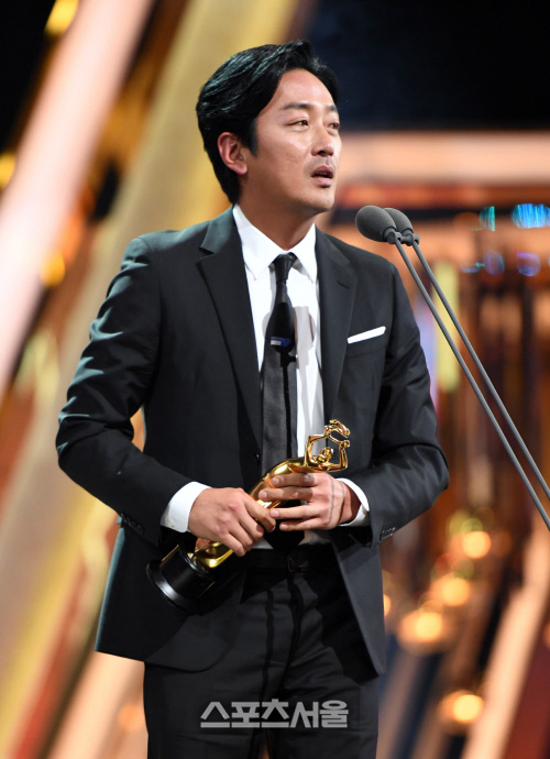 ‘더 서울 어워즈’ 하정우...영화 남우주연상!  [포토]