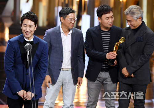 [포토] '나의 아저씨' 이선균, 더 서울어워즈 대상...감사합니다!