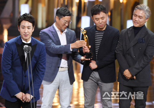 [포토] '나의 아저씨' 이선균, 감격의 대상입니다...