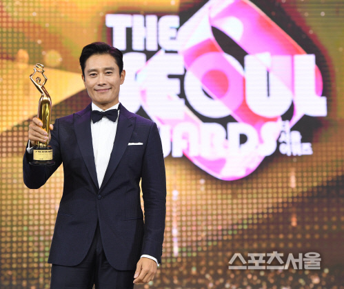 [포토] 이병헌,이게 바로... 더 서울어워즈 대상!