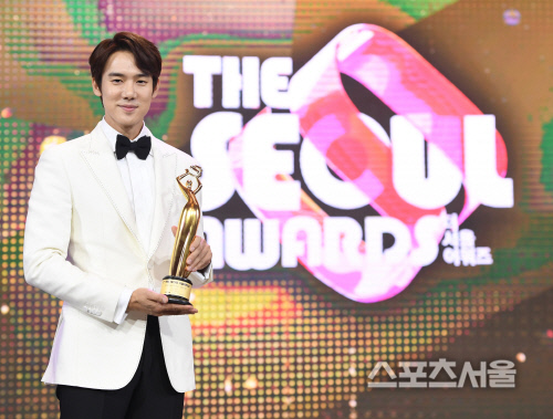 [포토] 유연석, 조연상 트로피를 들고~!