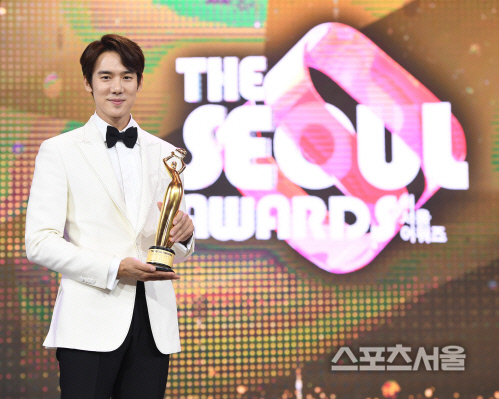 [포토] 유연석, 조연상 받았습니다~!