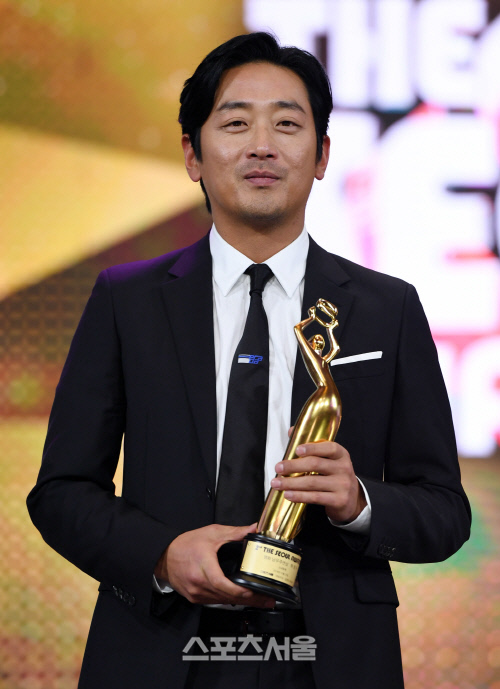 ‘더 서울 어워즈’ 하정우...영화 남우주연상 받았어요~ [포토]