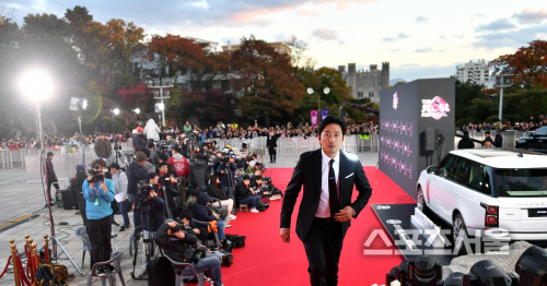 더서울어워즈 평화의 전당 들어서는 하정우[포토]