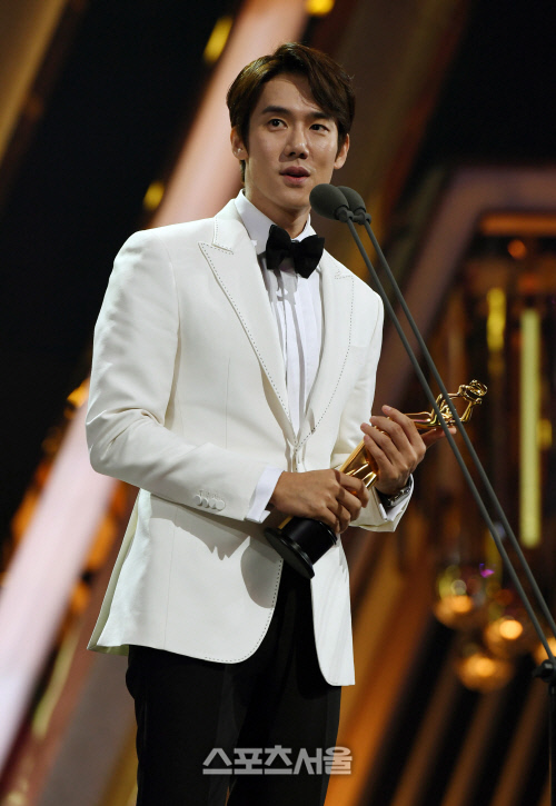 "이병헌과 호흡 영광"…유연석·문소리, 드라마 남녀 조연상 수상 [더서울어워즈]