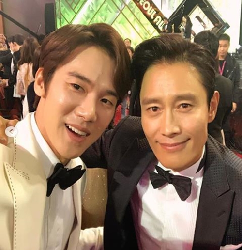 유연석x이병헌, '더 서울어워즈' 주‧조연 수상 기념 사진 공개