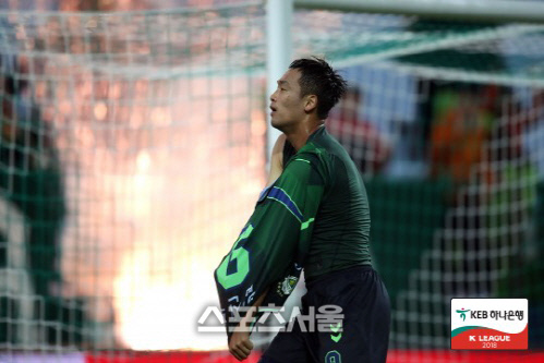 '우승 확정' 전북, 수원 2-0 완파…이동국 500경기 금자탑