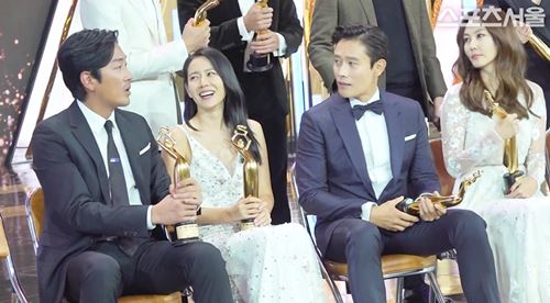 [단독]이병헌·김남주·하정우·손예진, 나란히 앉아 '담소'…시상식 끝난 후 ③[더서울어워즈]