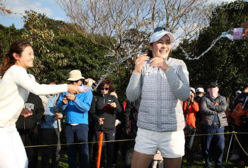 박결 우승 축하 물세례받는 박결