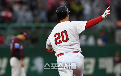 [포토] SK 이재원, 넥센 고개 떨구게만든...투런 홈런!