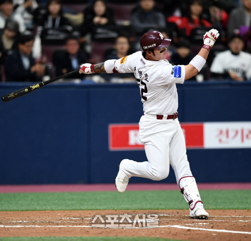 PO3차전 박병호...허공을 가르는 방망이 [포토]