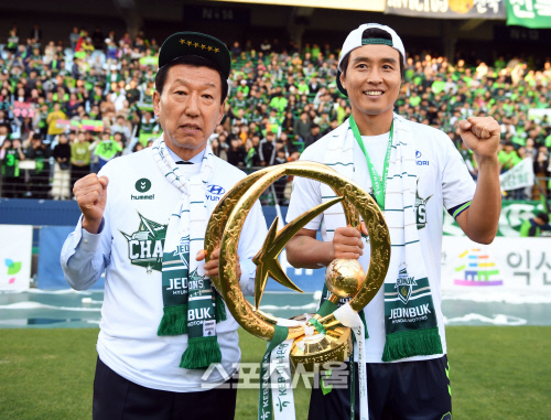 미묘한 재계약 시기…반쪽 잃은 이동국과 전북의 운명은?