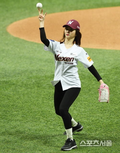 [포토]  \'프로듀스 48\' 이가은, PO 4차전 시구 현장!