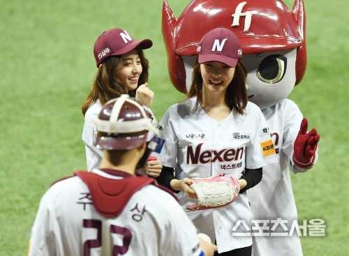 [포토]  \'프로듀스 48\' 이가은-허윤진, PO 4차전의 시구-시타!