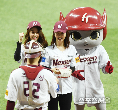 [포토]  \'프로듀스 48\' 이가은-허윤진, 시구-시타 미션 완료!