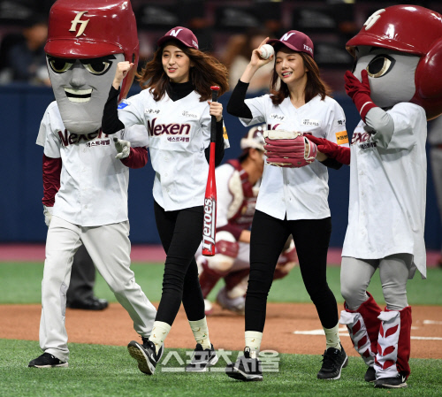 PO4차전 시구시타 가은윤진...넥센 화이팅![포토]