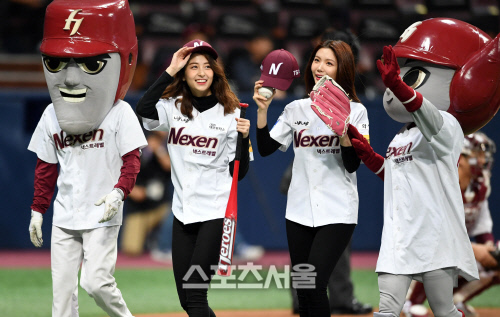 PO4차전 시구시타 가은윤진.. 넥센 승리 기원![포토]