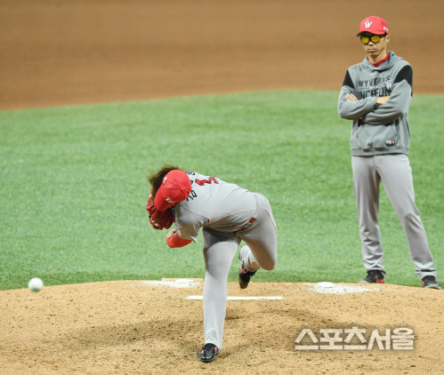 [포토] SK 김택형, 모자가 벗겨질만큼...?