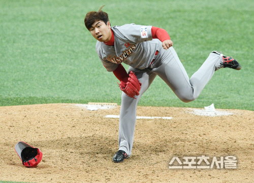 [포토] SK 김택형, 모자가 날아갈 정도의...역투?