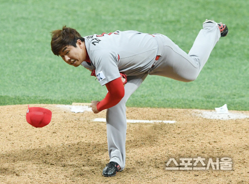 [포토] SK 김택형, 모자가...?