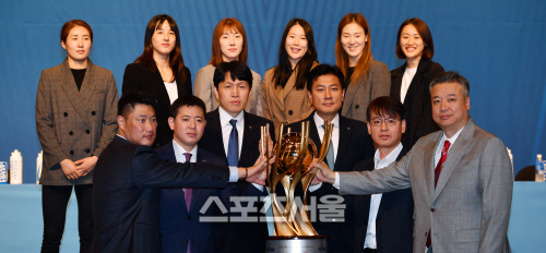 선전다짐하는 WKBL 감독과 선수들, 트로피 주인은 우리![포토]