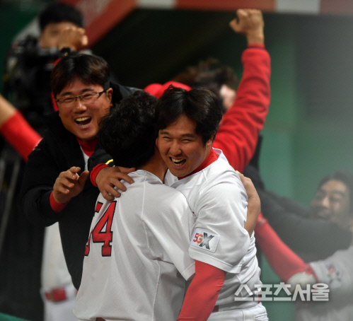 동생 대타 역전3타점에 더 신난 최정[포토]