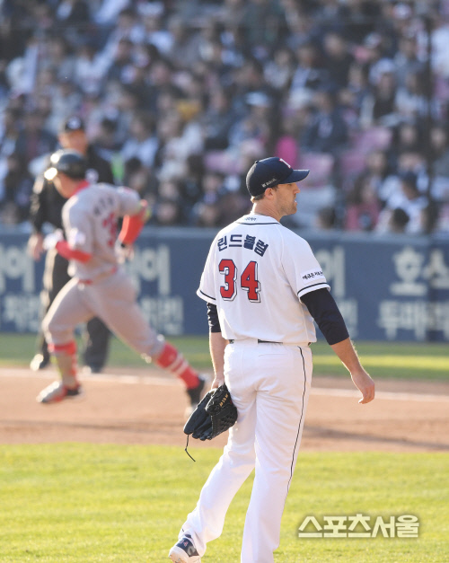 [포토] 린드블럼, 또...투런 홈런이라니...