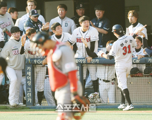 [포토] 정수빈, 역전 득점의 환호!