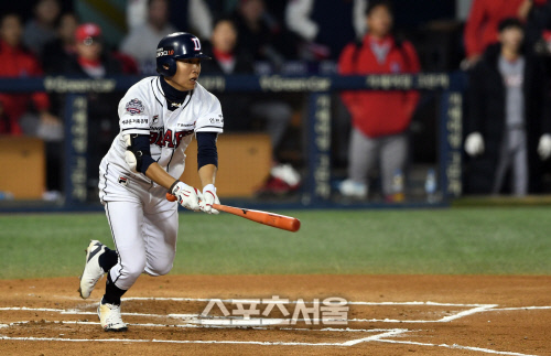 KS 2차전, 정수빈...요즘 타격감 좋아요! [포토]