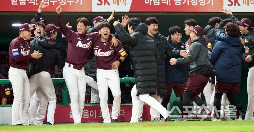 [포토] 박병호, 넥센 덕아웃을 열광시키는...9회 동점 홈런!