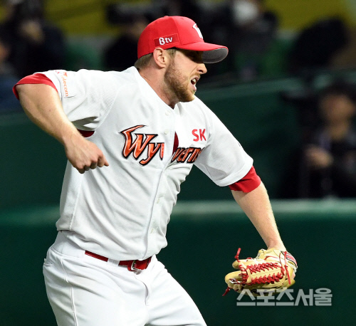 [포토] 켈리의 포효, 만루 위기 무실점 탈출!
