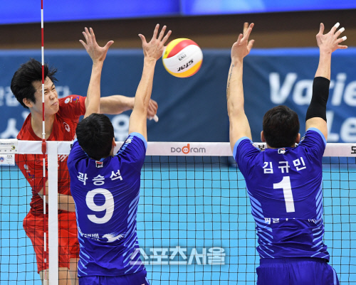 [포토] 한국전력 서재덕, 블로킹 사이로~!