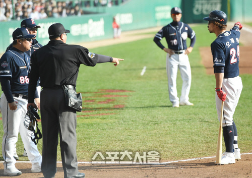 [포토] 오재원-김태형 감독, 아무래도...보크 같은데?