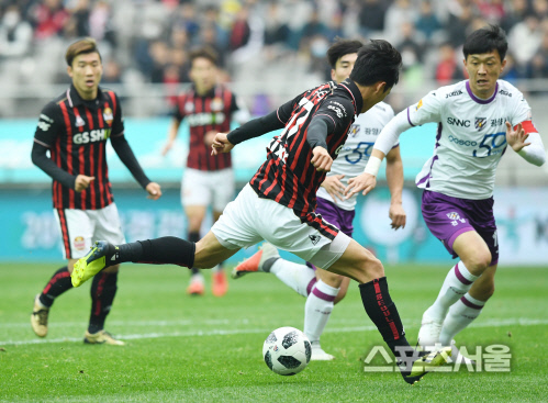 [포토] FC서울 윤주태, 전반 터뜨린 선제골의 순간!
