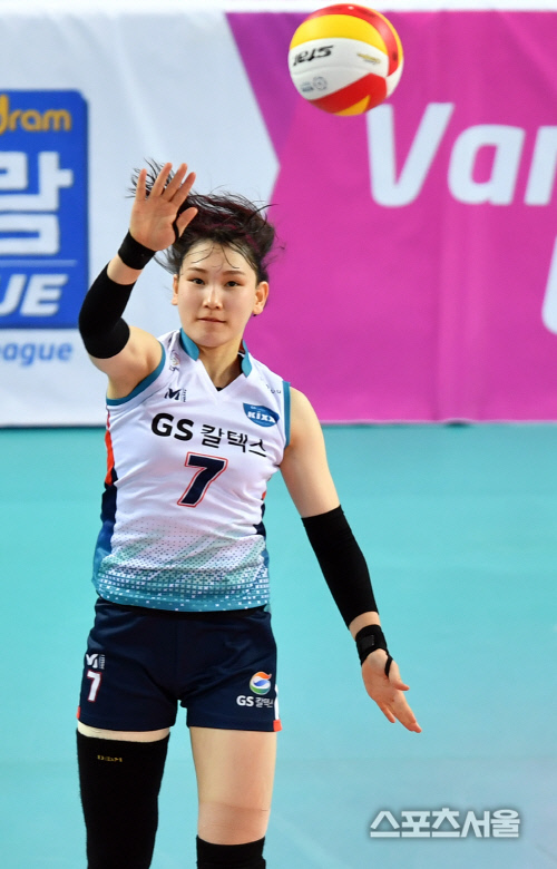 서브하는 안혜진[포토]