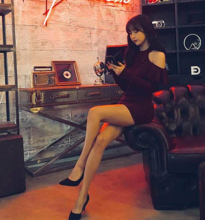 "쭉 뻗은 각선미" 조현영, 밀착 원피스로 완성한 섹시美 [★SNS]