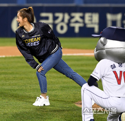 [포토] 걸스데이 혜리의 시구, 깔끔한 피니시~