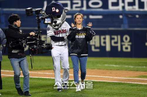 KS 6차전. 혜리...시구하러 왔어요 [포토]