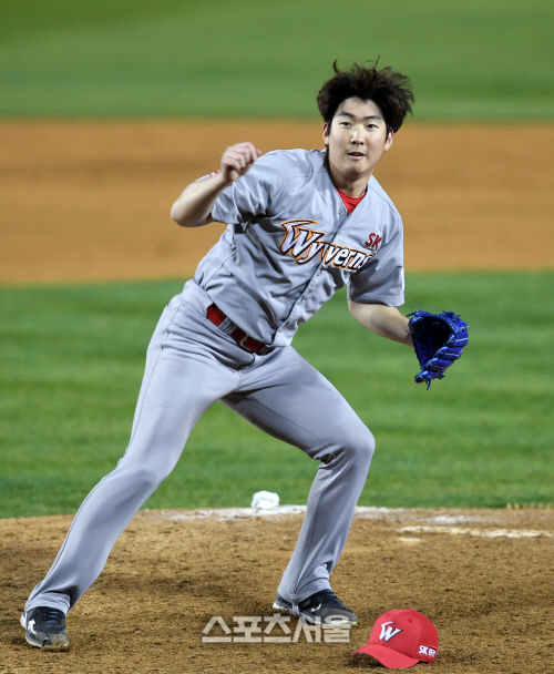 [포토] 문승원 '모자가 벗겨질 정도로'