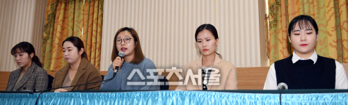 [포토] 기자회견 하는 팀킴