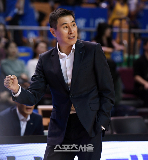 [포토] 이상민 감독 '득점에 주먹 불끈'