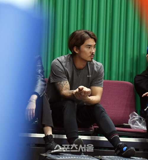 [포토] 농구 경기 직관하는 오재원