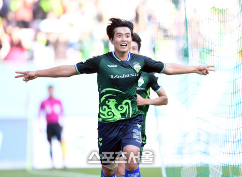 레전드 이동국, 전북과 '1년 더'…스토리는 계속된다