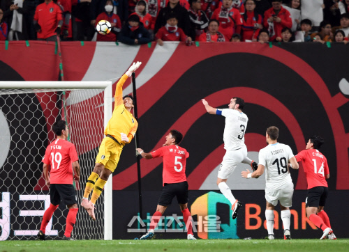 우루과이전 골키퍼 김승규...내가 막는다!  [포토]