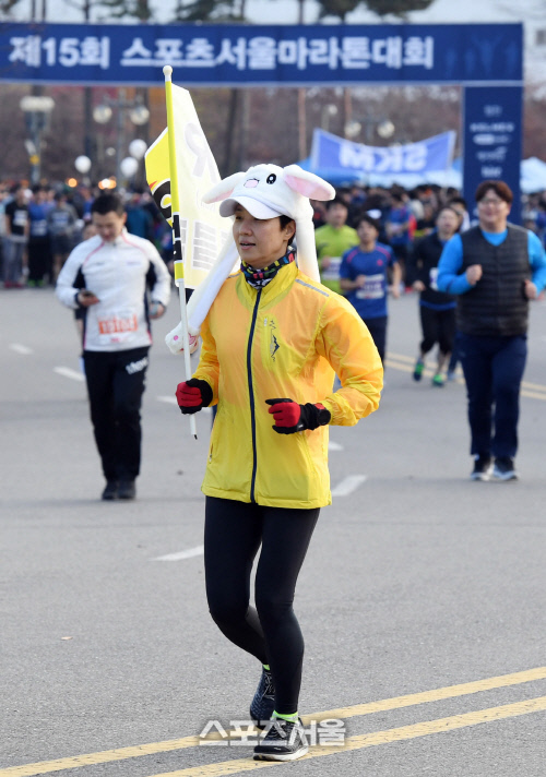 제15회 스포츠서울 마라톤대회, 눈에 띄는 모자의 러너!  [포토]
