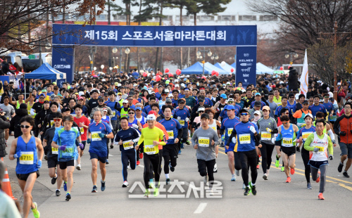 제15회 스포츠서울 마라톤대회, 하프 출발!  [포토]