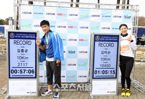 [포토] 제15회 스포츠서울 마라톤 \'완주기록과 함께 셀카\'