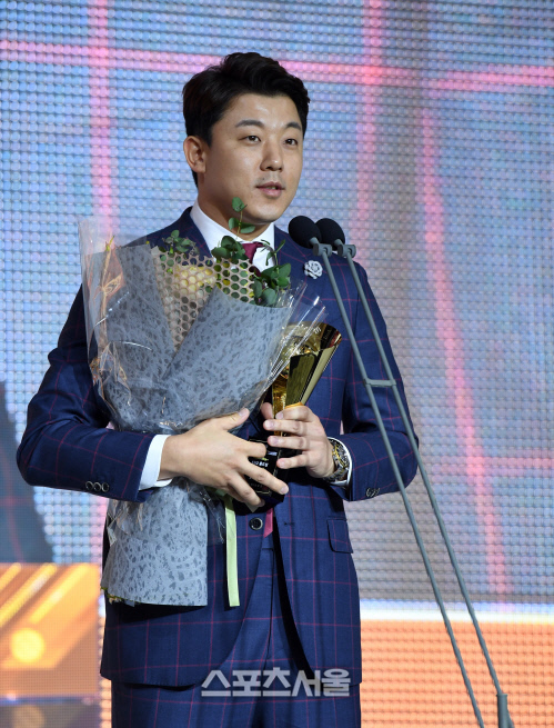 [포토] KBO 시상식, 롯데 오현택 홀드상 수상