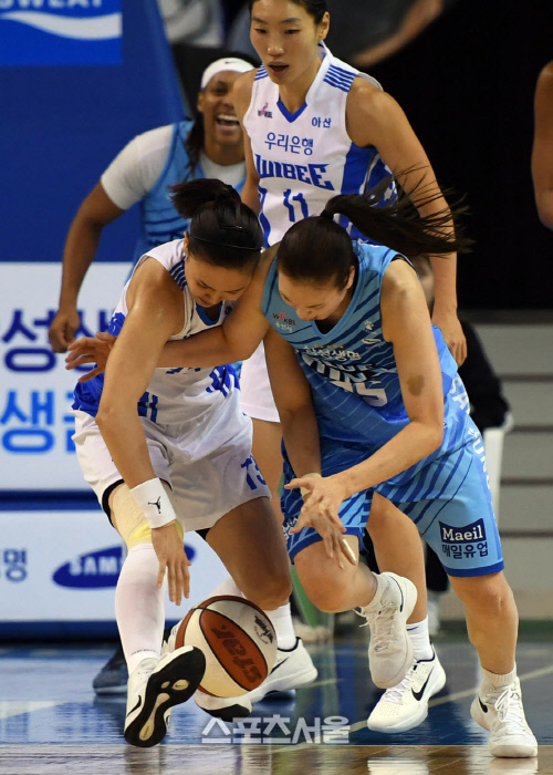 배혜윤, 김정은...볼다툼의 승자는? [포토]