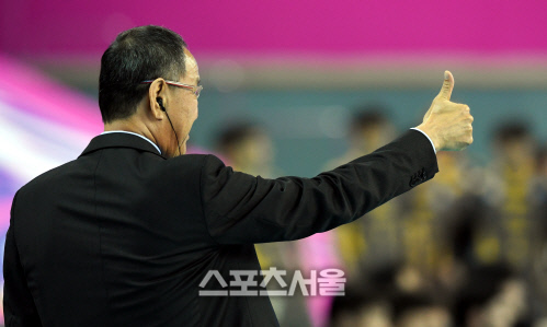 [포토] 대한항공 박기원 감독, 역전승 선수들에게...엄지 척~!